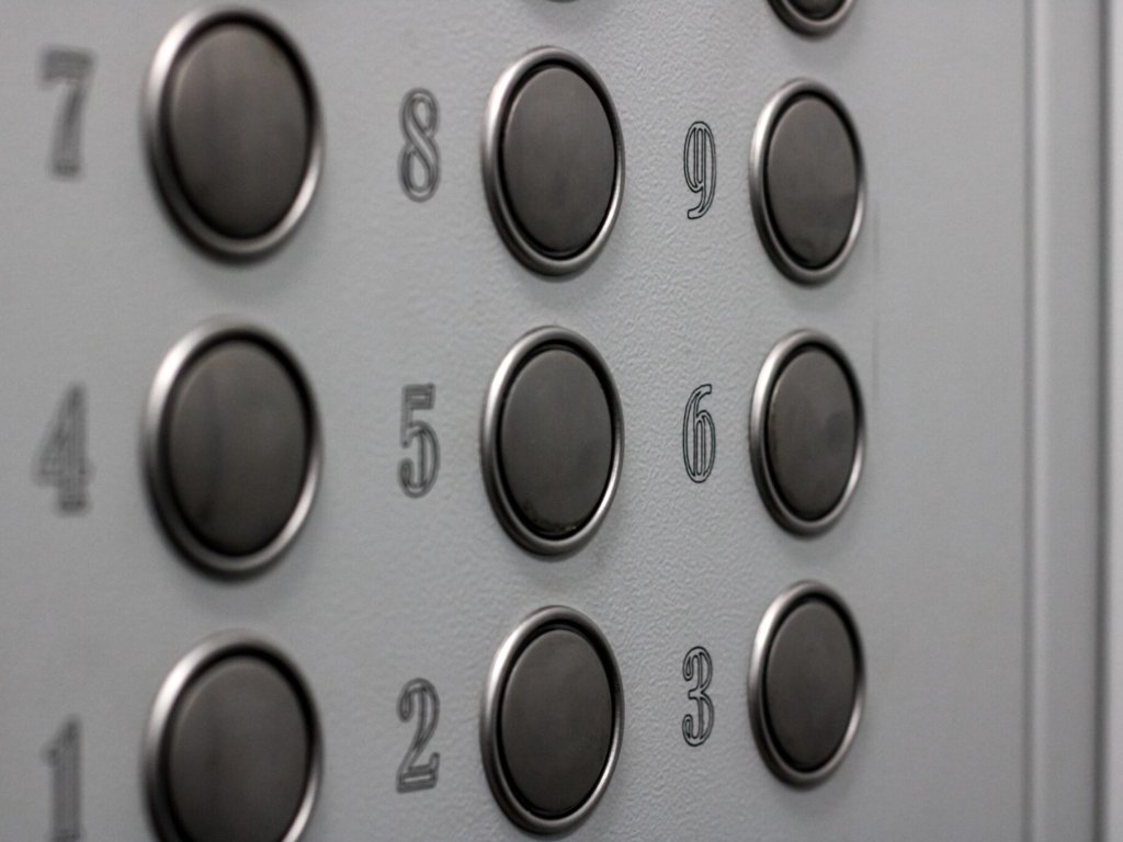 Cómo actuar si un niño queda atrapado solo en un ascensor: consejos y pasos a seguir (II)