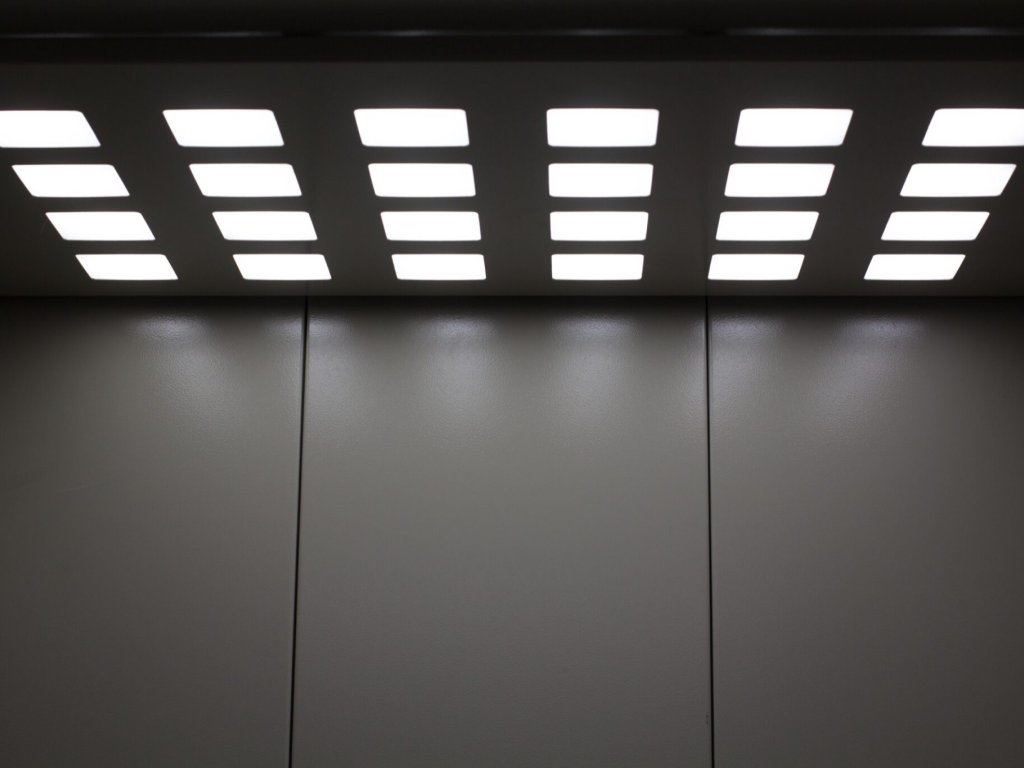  Diferencias entre montacargas y minicargas: guía para elegir el elevador industrial adecuado (I)