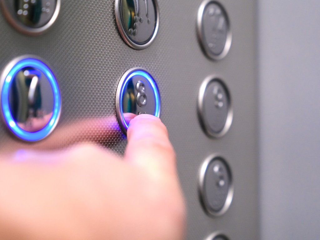 ¿Qué hacer en caso de sobrecarga eléctrica en un ascensor? Guía para una respuesta segura y eficaz (II)