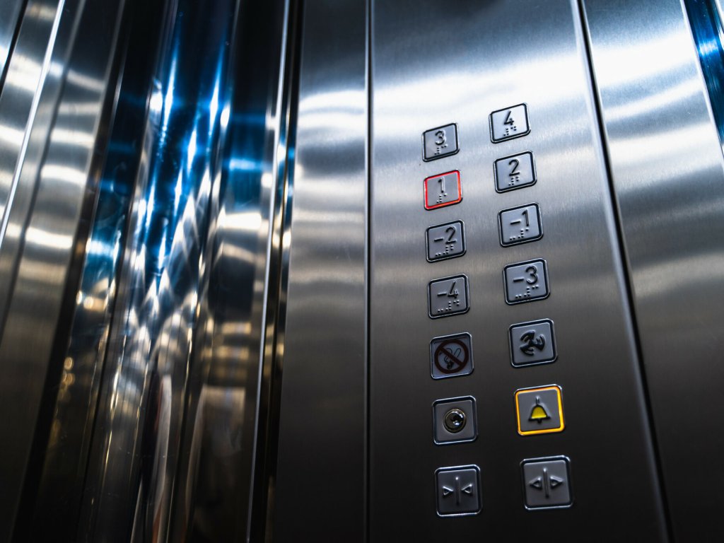 Cómo alargar la vida útil de tu ascensor con buenos hábitos de uso (II)