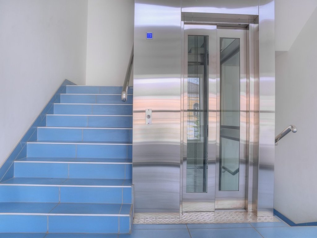 Diferencias entre montacargas y minicargas: guía para elegir el elevador industrial adecuado (II)