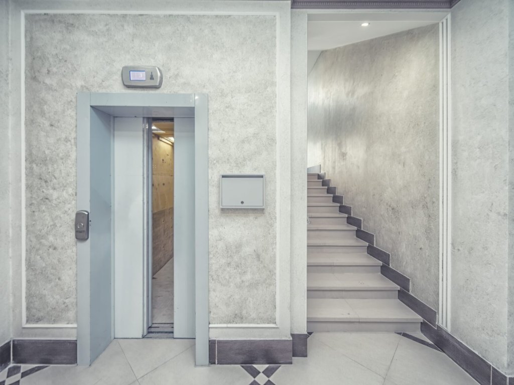 Comparativa de sistemas de accesibilidad: Ascensor, silla salvaescaleras y plataforma (I)