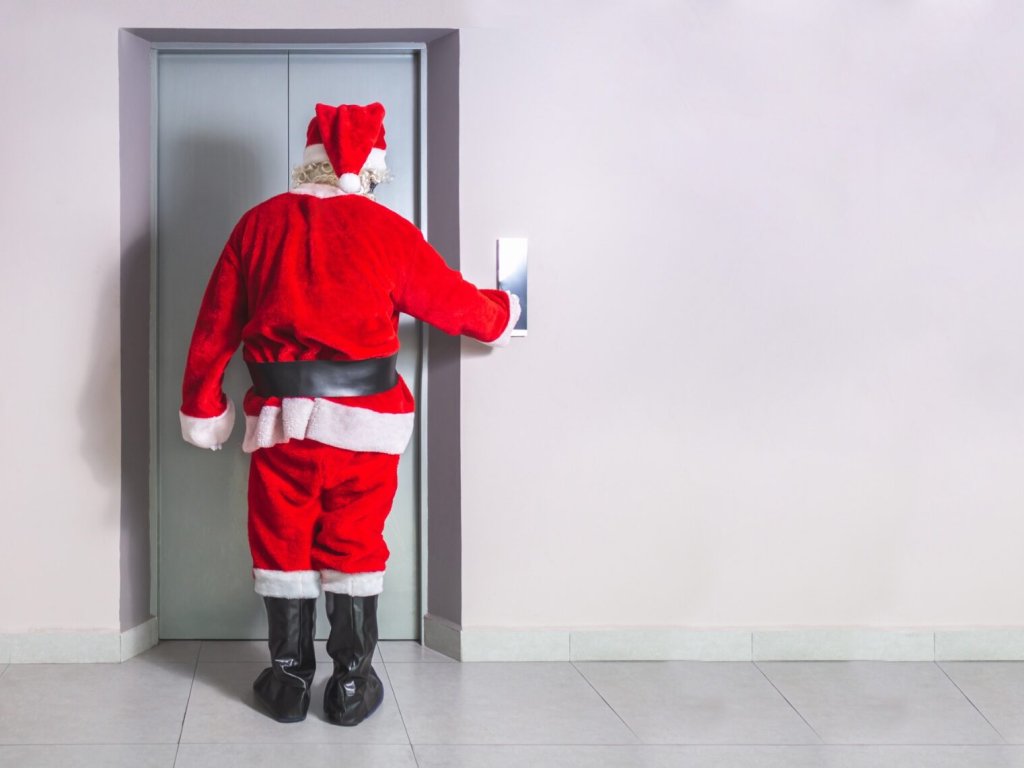 Elevando la magia de la Navidad: Ideas para decorar tu ascensor (I)