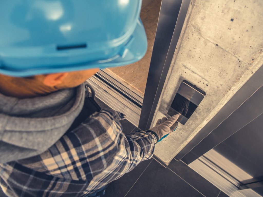 Cómo saber si el técnico ha realizado la revisión del ascensor en tu edificio: señales a considerar (I)