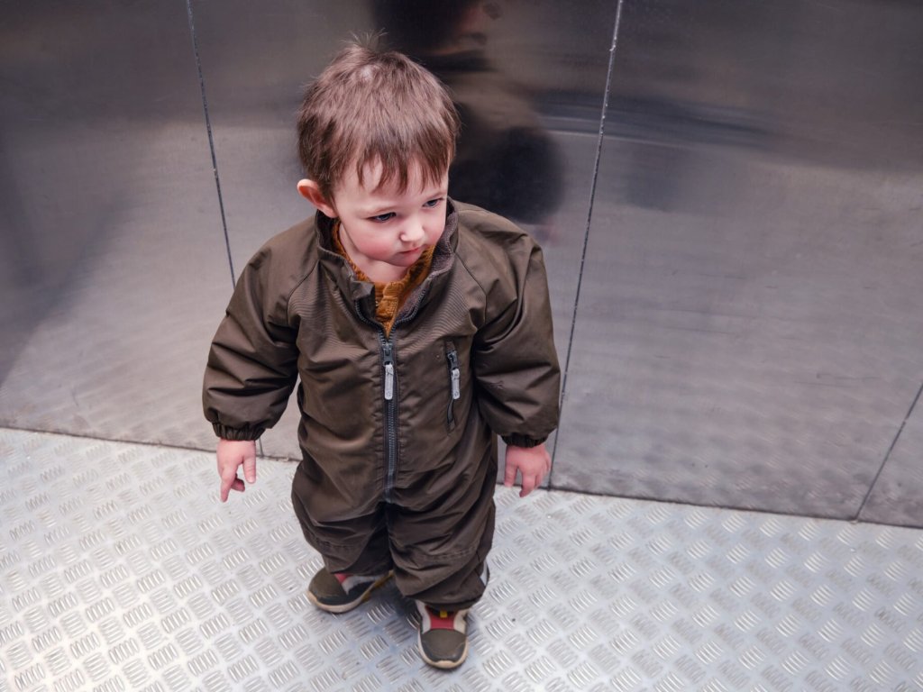 Cómo actuar si un niño queda atrapado solo en un ascensor: consejos y pasos a seguir (I)