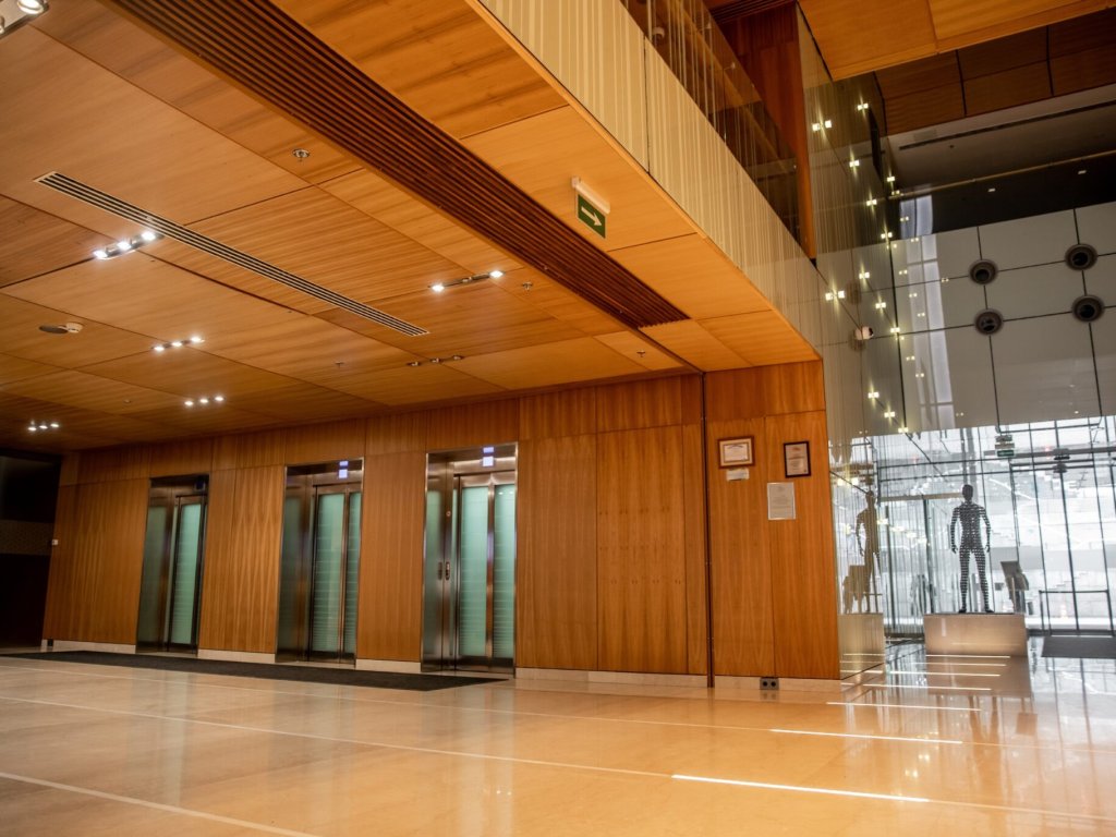 Ascensores con pantalla: transformando la experiencia vertical (II)