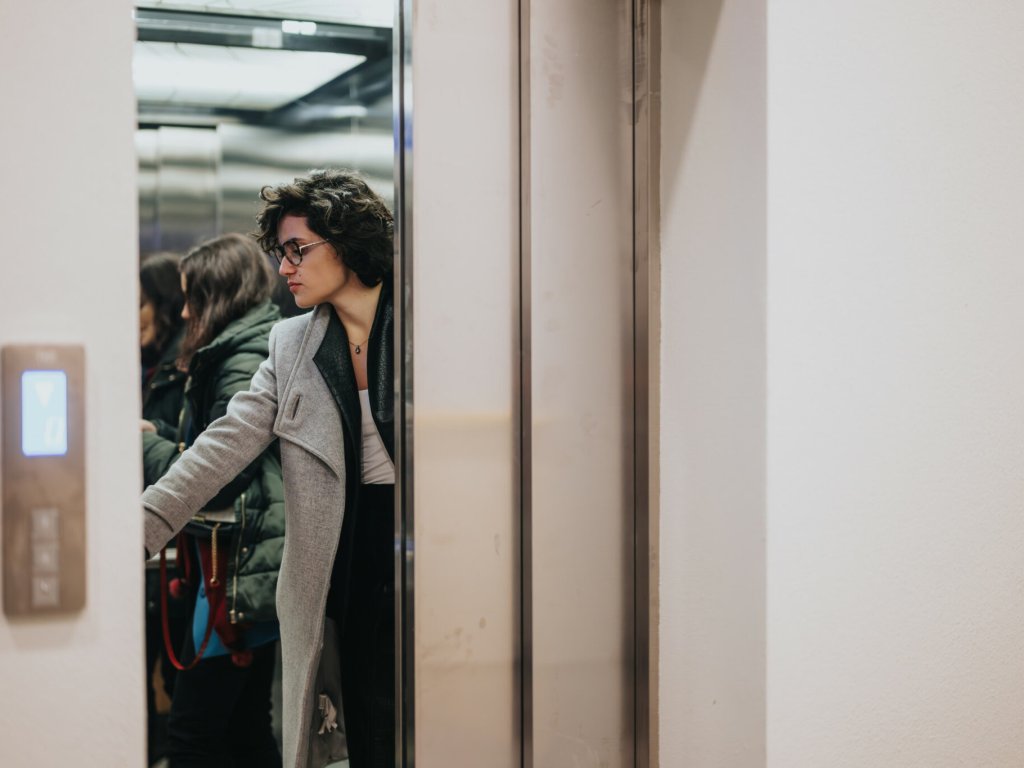 Qué hacer si tu ascensor se queda parado entre plantas: consejos prácticos para mantener la calma y actuar correctamente (II)