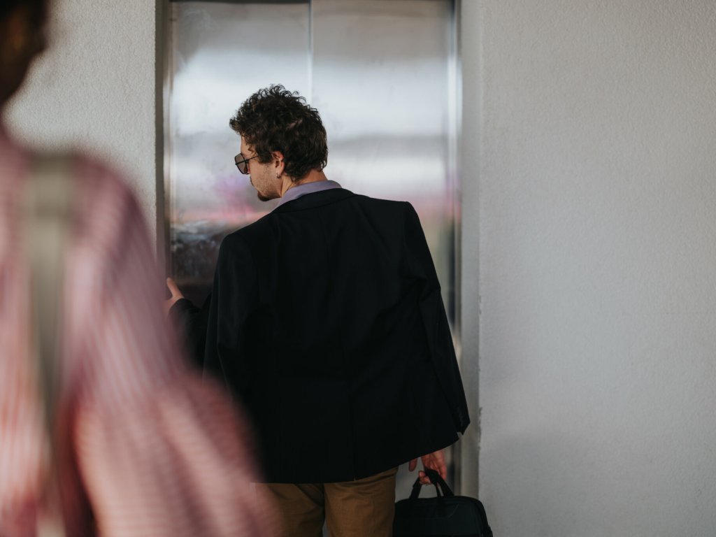 ¿Qué hacer si te quedas atrapado en un ascensor durante un apagón? (I)