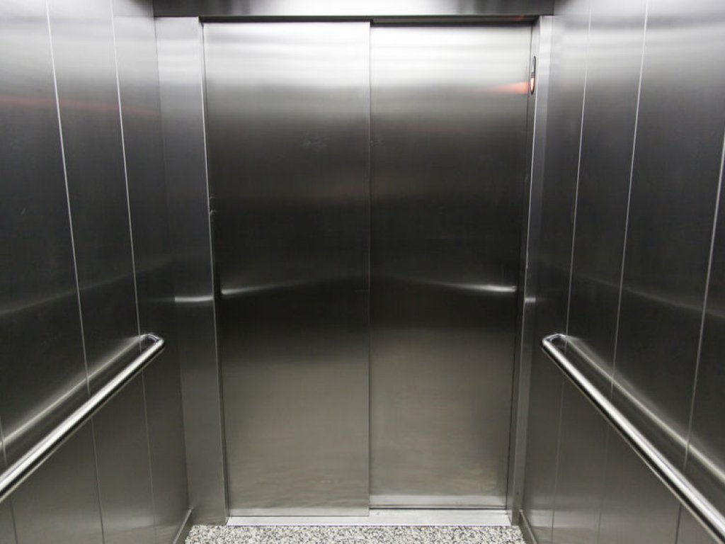 Puertas de ascensor bloqueadas: Cómo actuar con calma y seguridad (I)