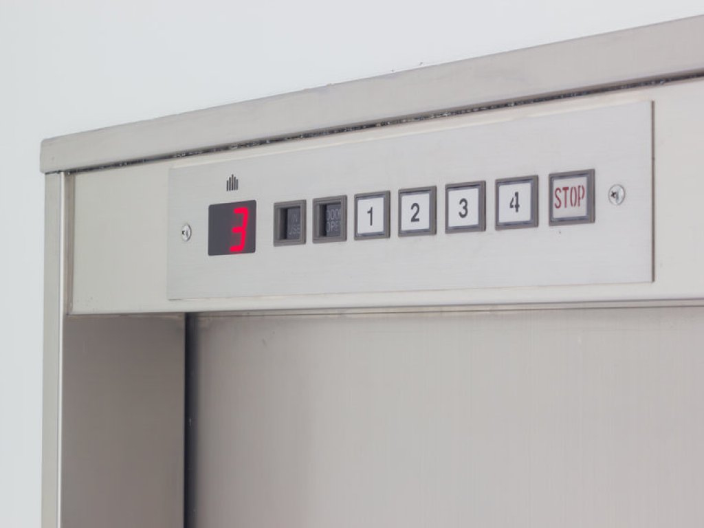 Montacoches, montacargas y montaplatos. ¿Cuáles son las diferencias?