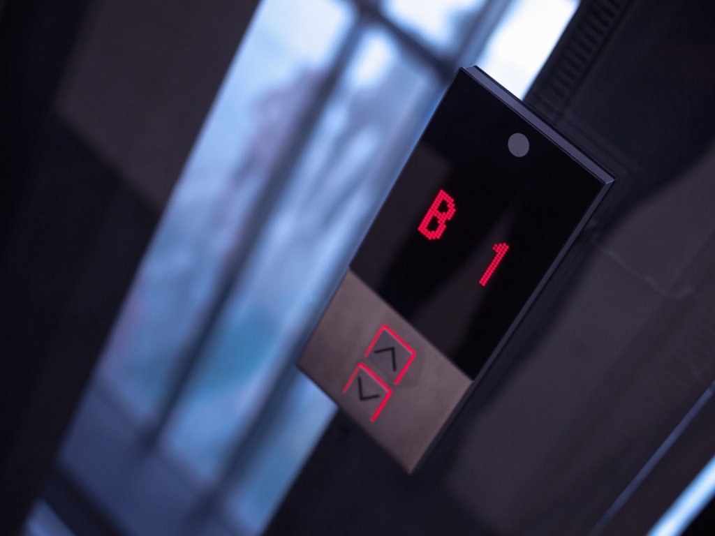 Puertas de ascensor bloqueadas: Cómo actuar con calma y seguridad (II)