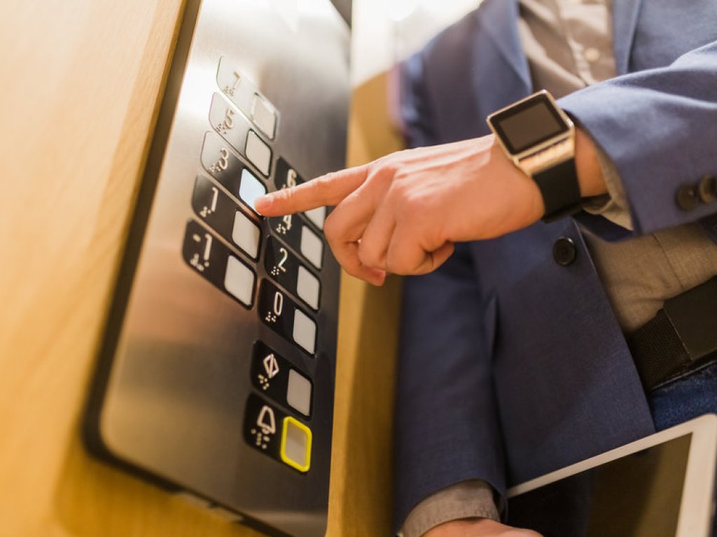 ¿Por qué es importante no superar el peso máximo de un ascensor? (I)