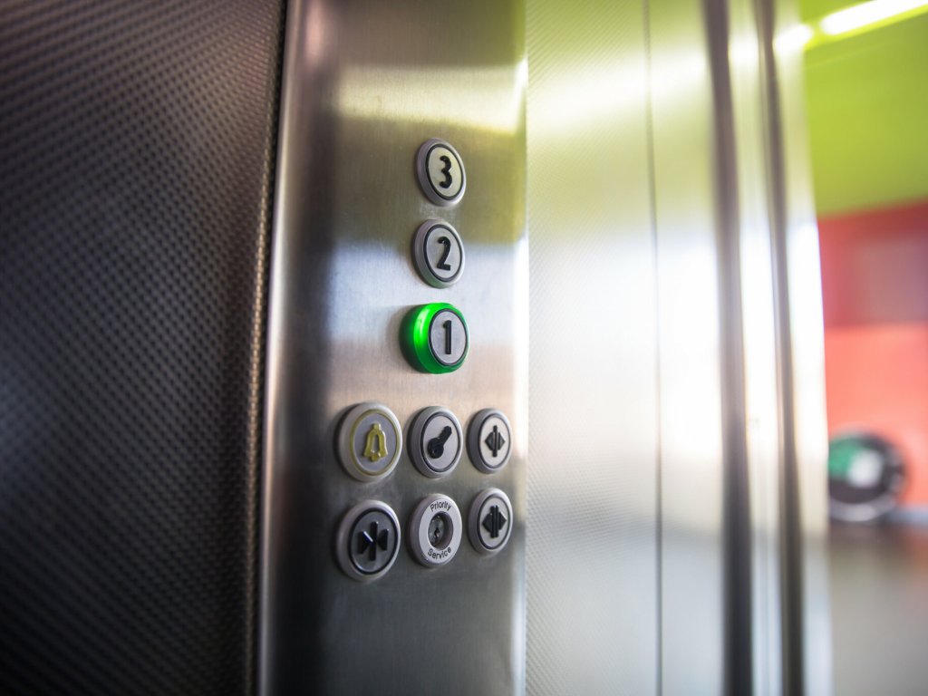 Cómo elegir el mejor contrato de mantenimiento para tu ascensor: guía sencilla para comunidades (II)