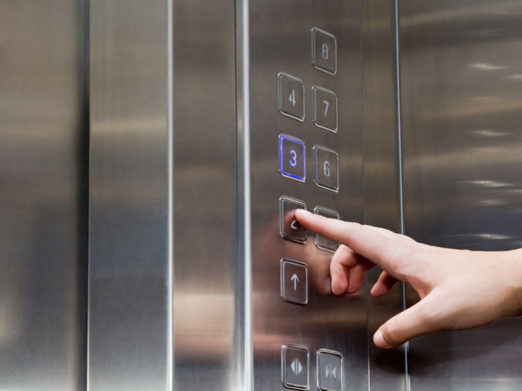 ¿Por qué hay espejos en el ascensor?