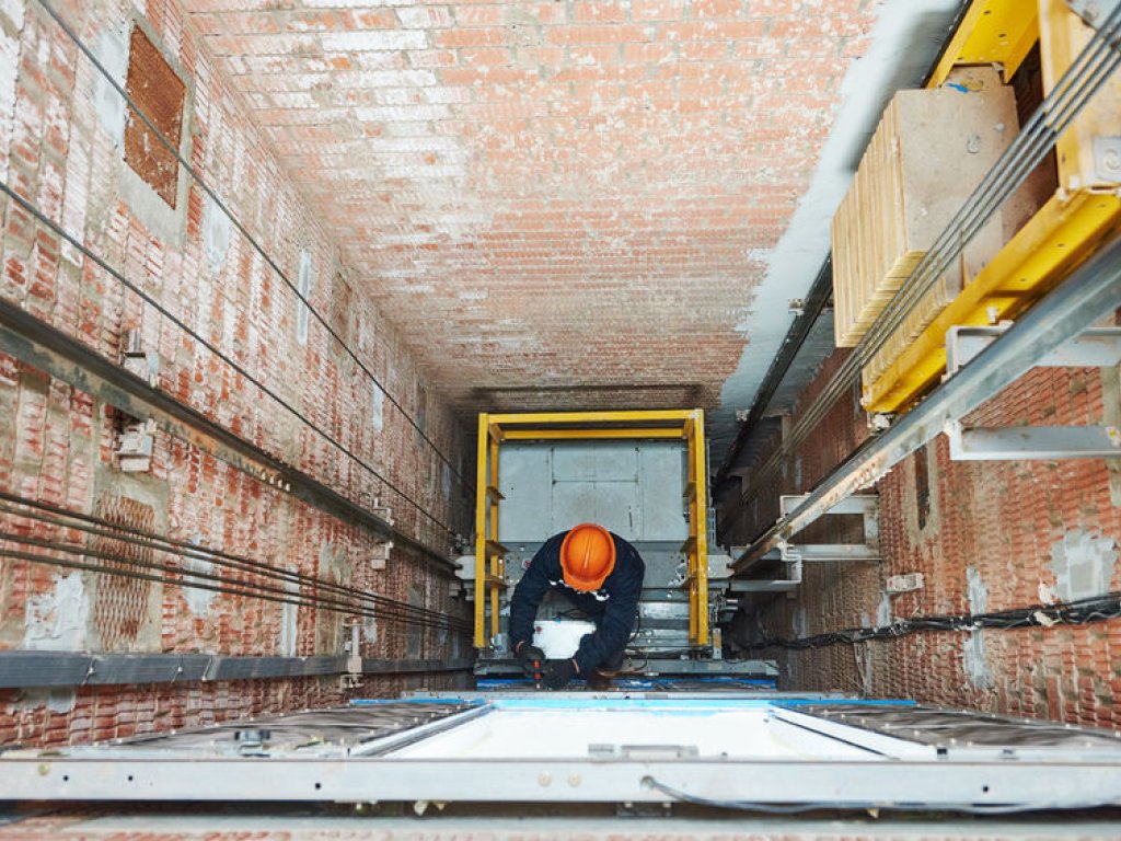 ¿Cuándo es necesario modernizar un ascensor? (I)