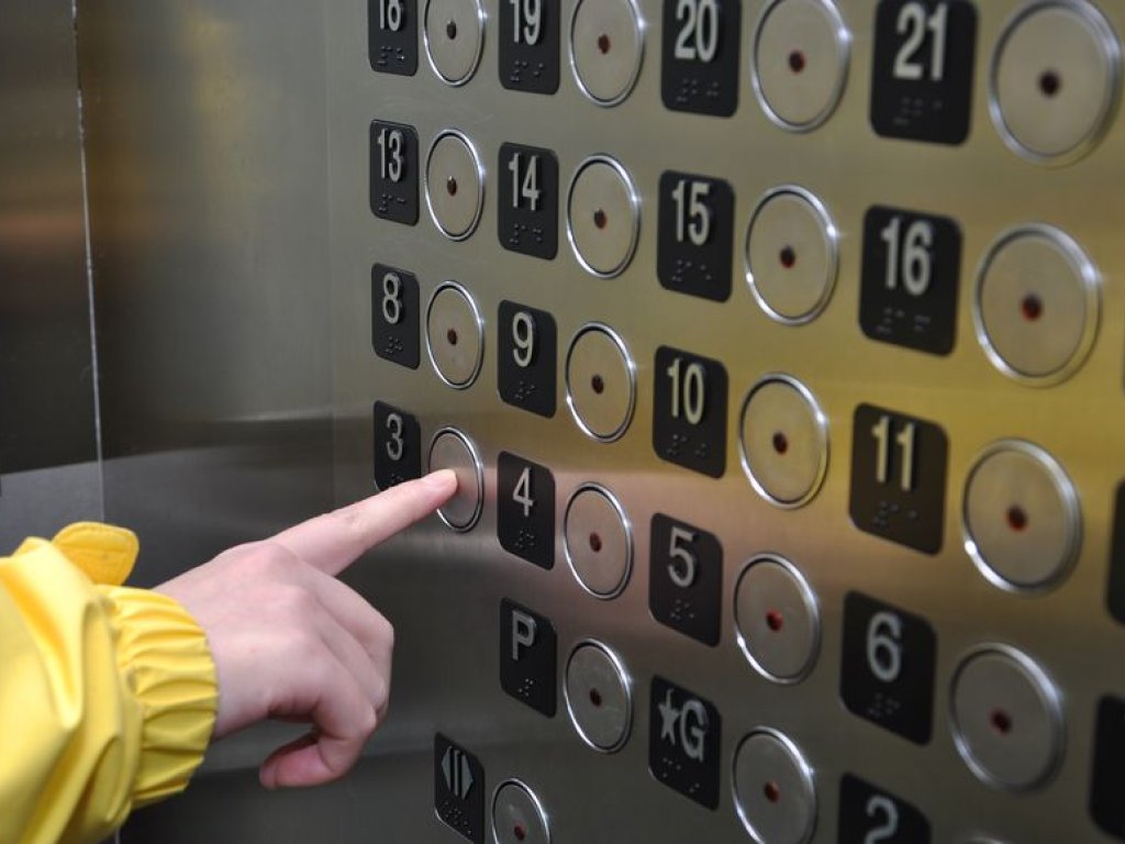 Qué cosas no debemos hacer cuando utilizamos el ascensor (II)