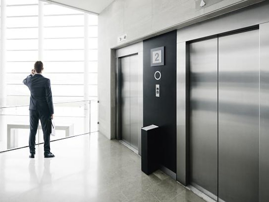 ¿Cómo evitar el desnivel del piso de cabina con el piso de rellano del ascensor?