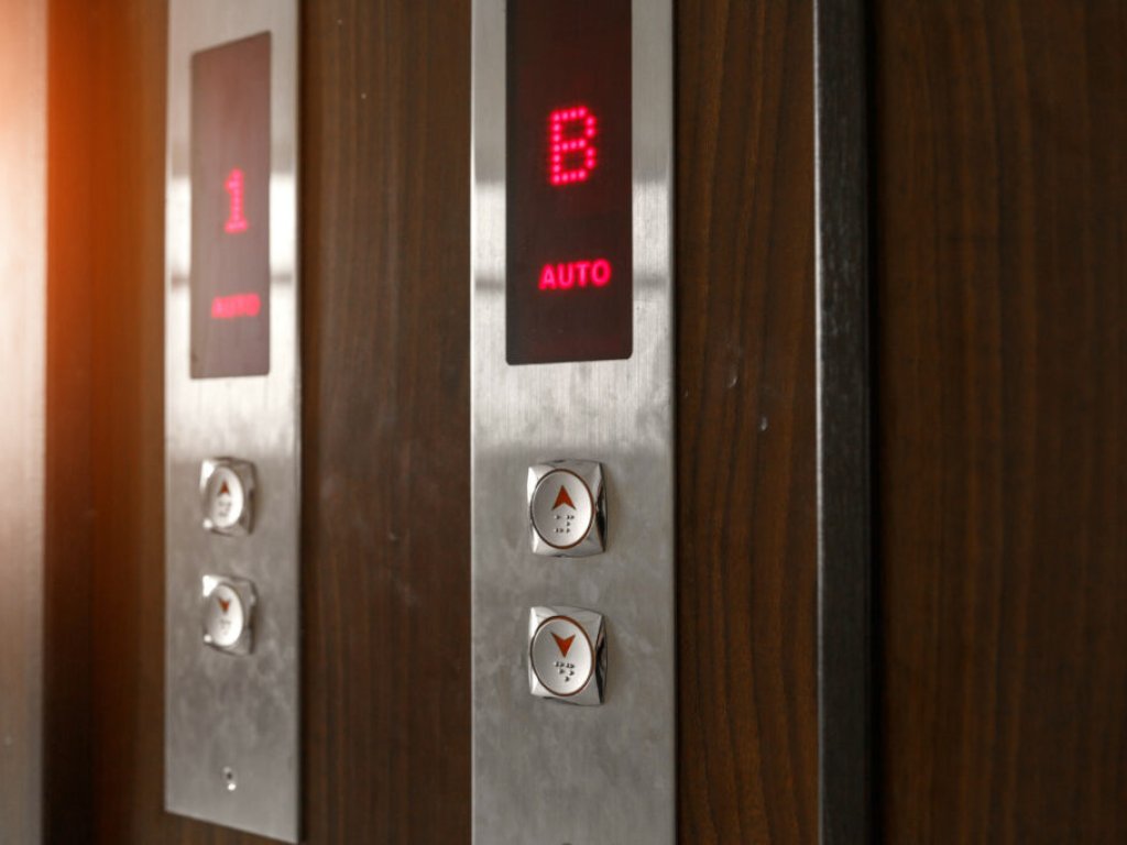 El consumo eléctrico del ascensor: cuánto gasta y cómo reducirlo (I)