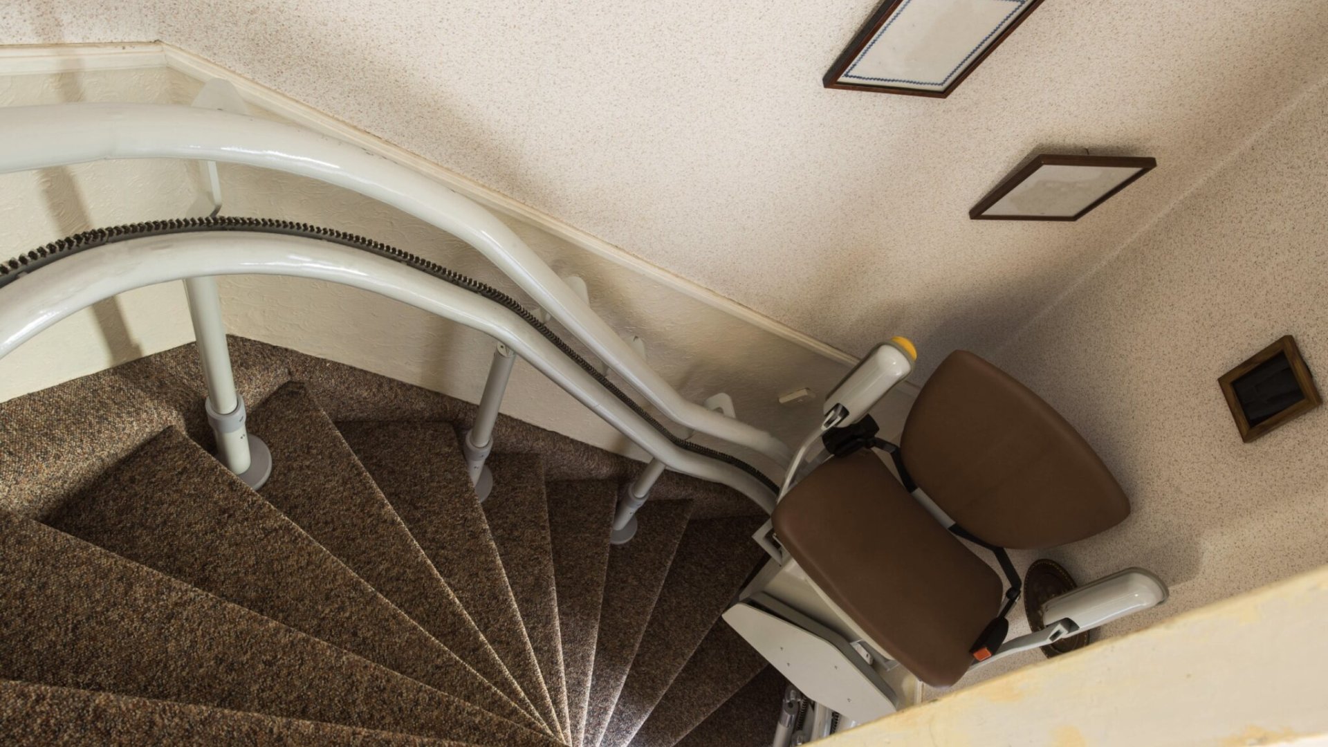 Elevando la vida: Las ventajas de una silla salvaescaleras (I)