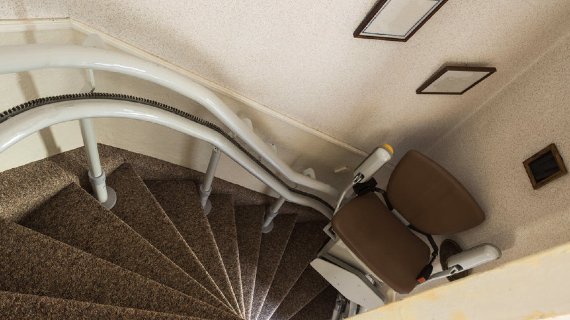 Vivienda accesible con una silla salvaescaleras (II)