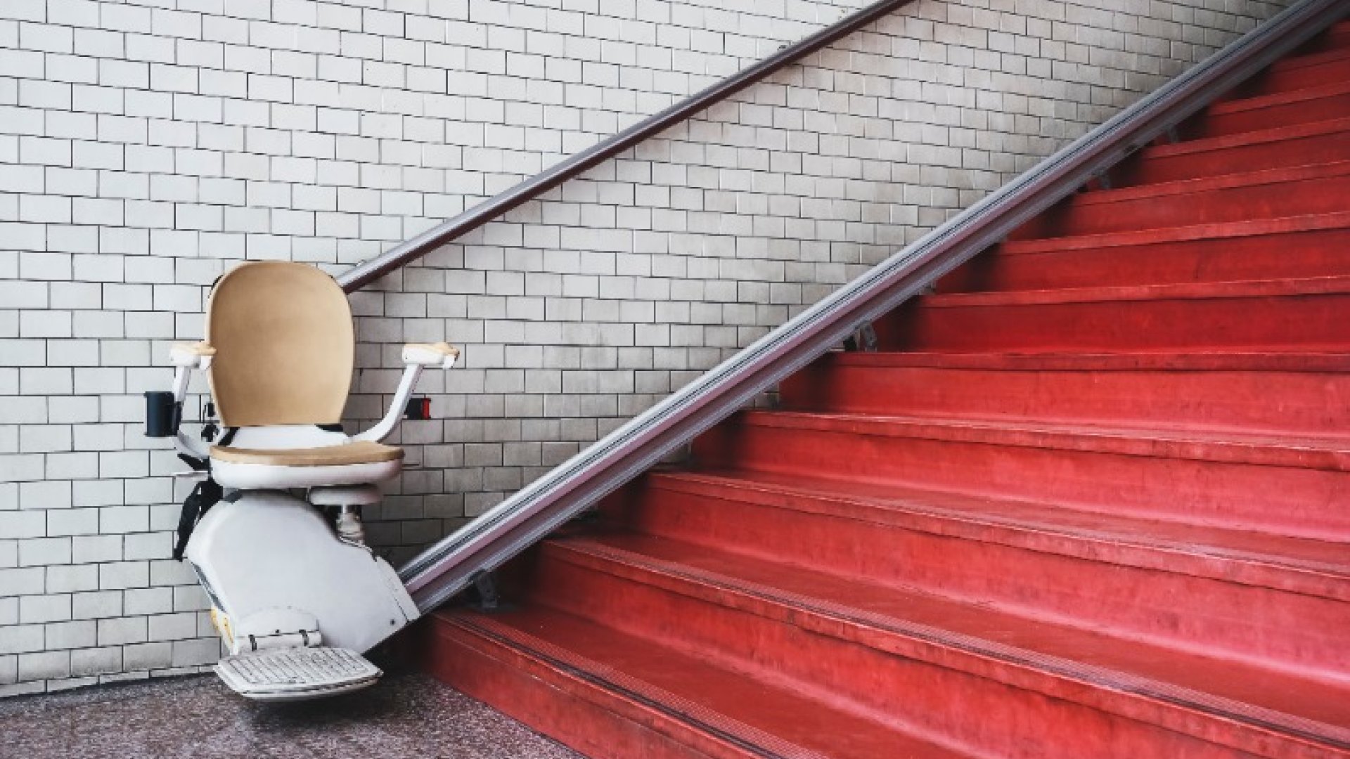 ¿Cómo instalar un ascensor en el hueco de la escalera de un edificio?