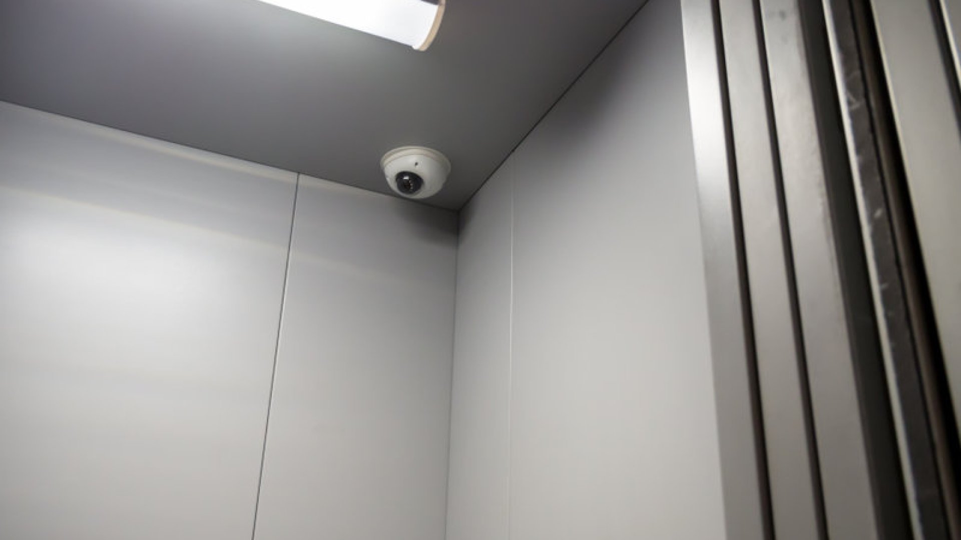 ¿Se pueden instalar cámaras de seguridad en los ascensores? (II)