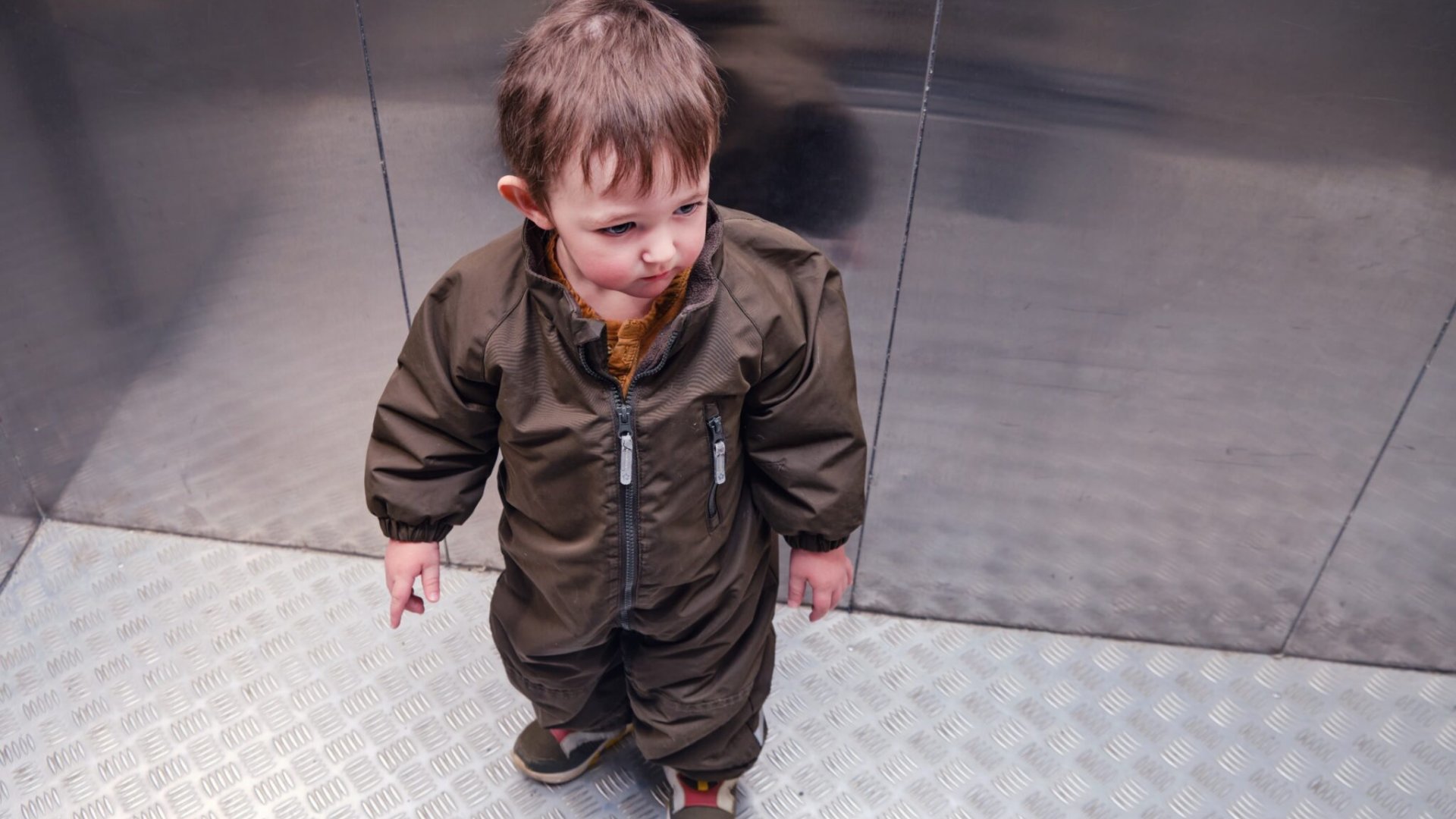 Cómo actuar si un niño queda atrapado solo en un ascensor: consejos y pasos a seguir (I)