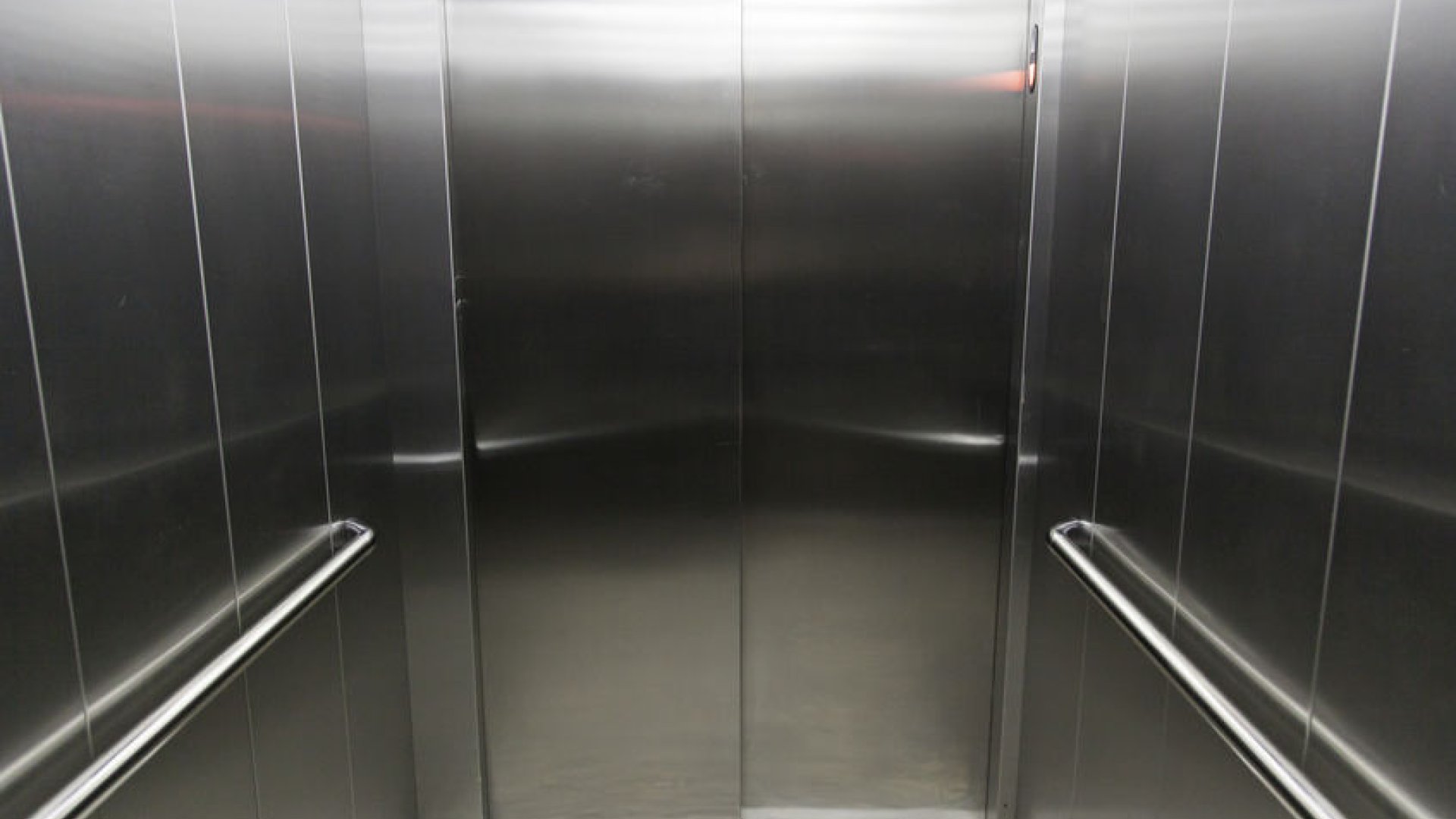Puertas de ascensor bloqueadas: Cómo actuar con calma y seguridad (I)