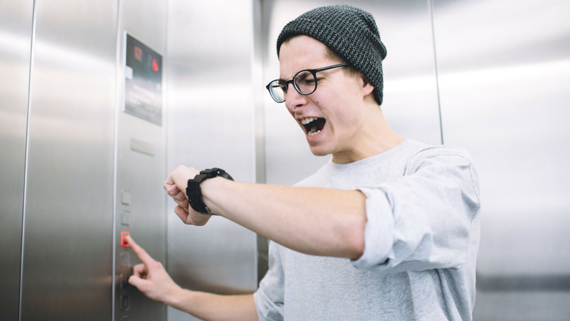 ¿Qué hacer si te quedas atrapado en un ascensor durante un apagón? (II)