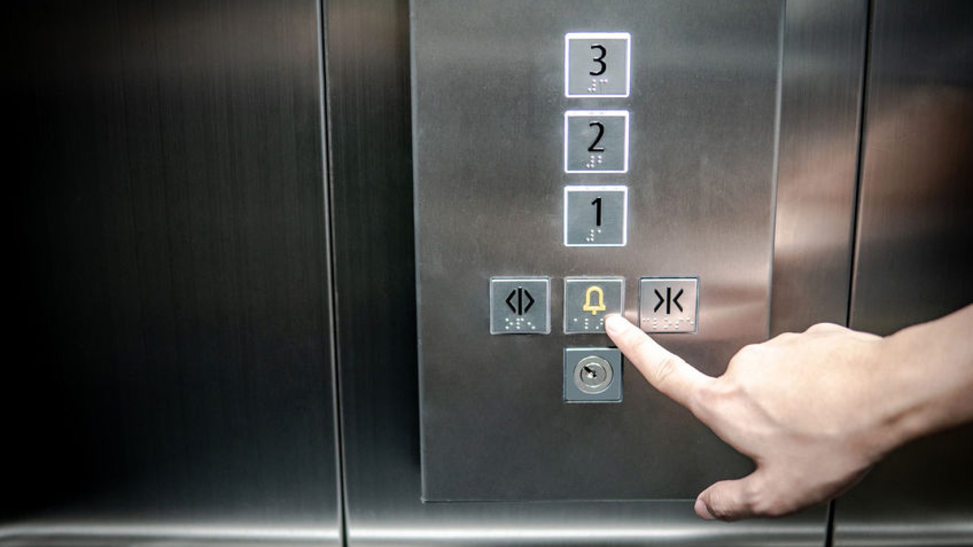 ¿Qué hacer si quedo atrapado en el ascensor?
