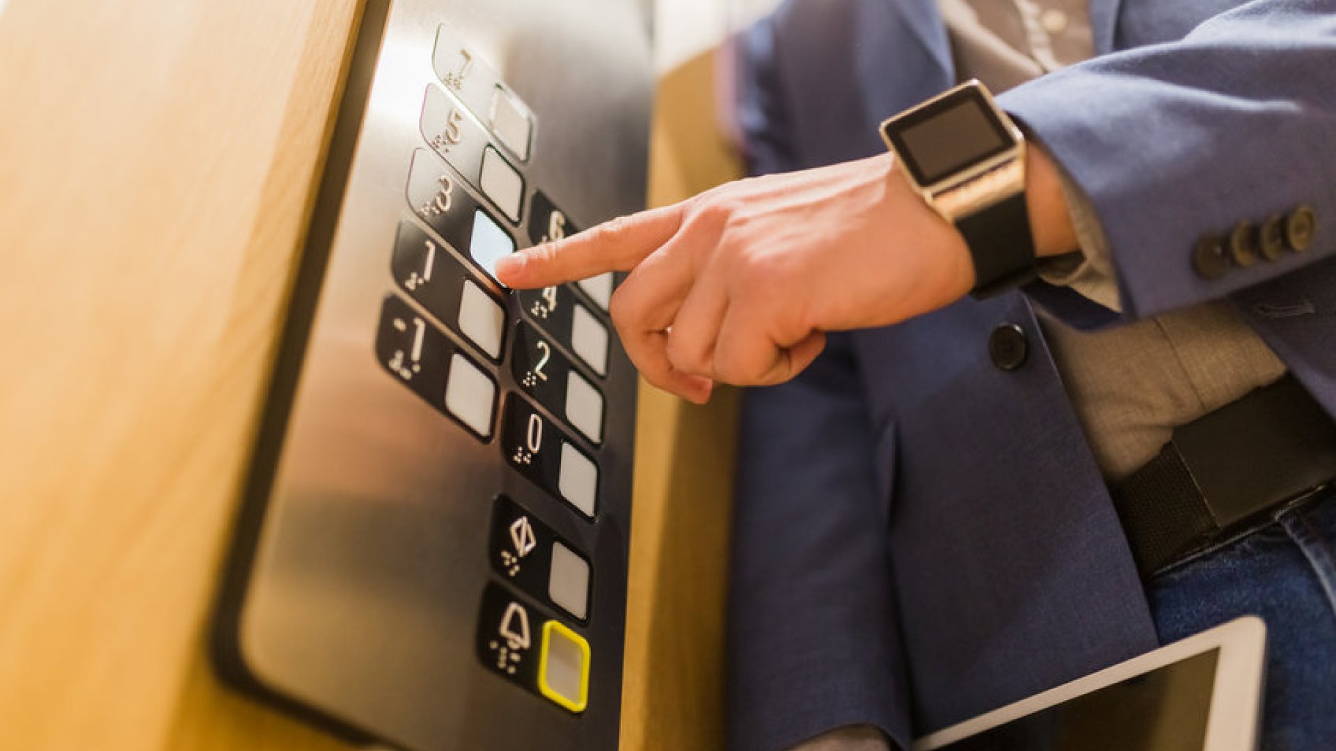 ¿Por qué es importante no superar el peso máximo de un ascensor? (I)