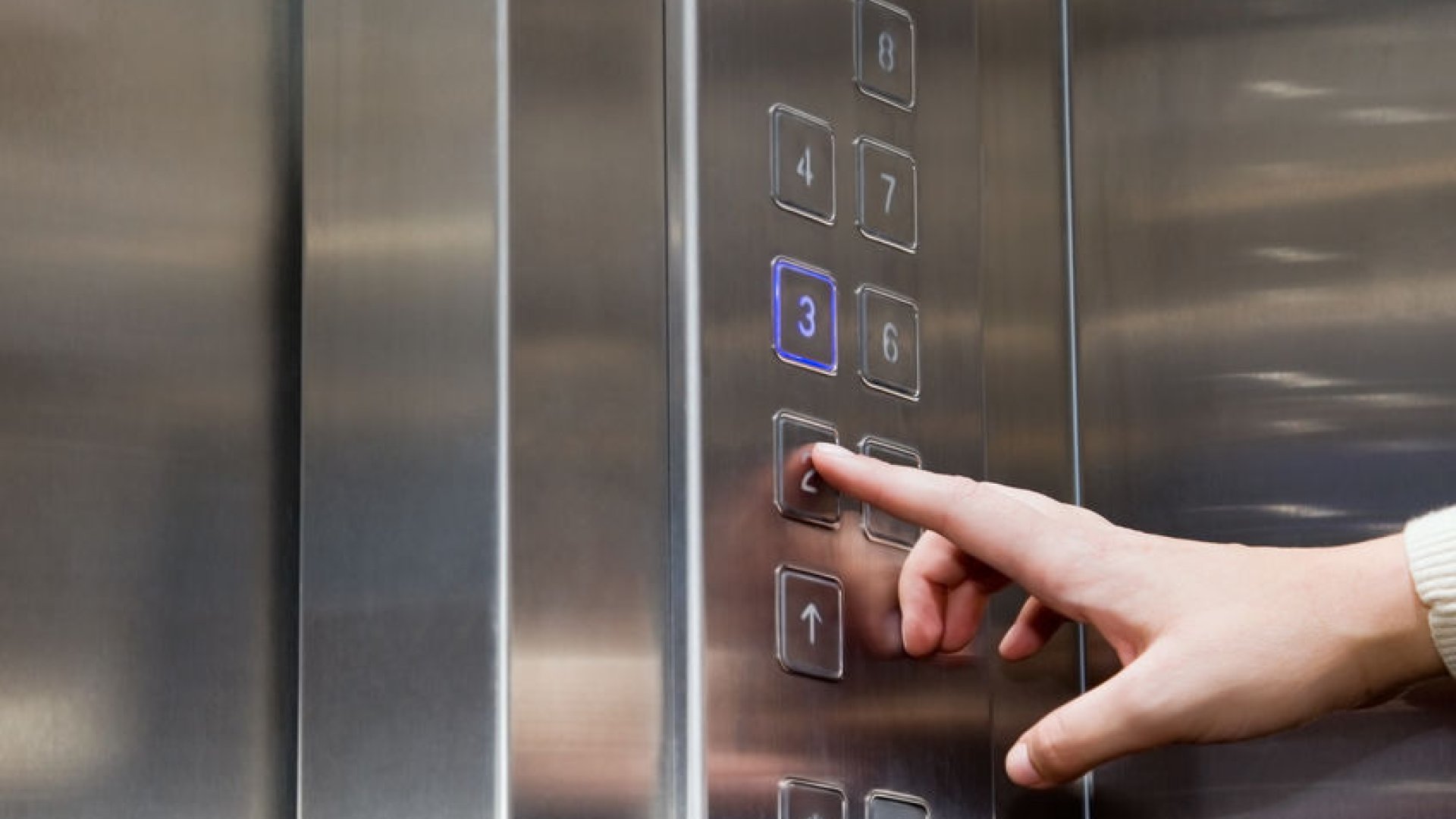 ¿Por qué hay espejos en el ascensor?