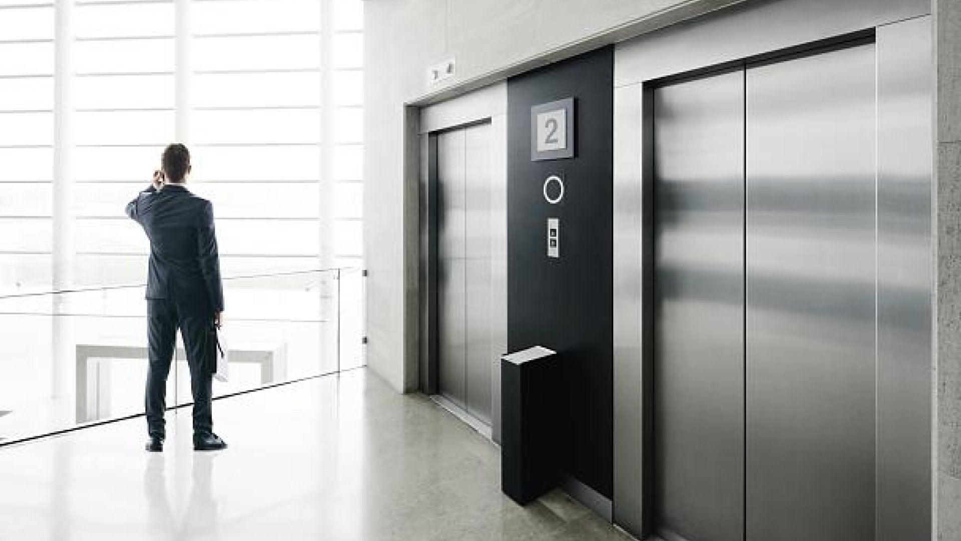 ¿Cómo evitar el desnivel del piso de cabina con el piso de rellano del ascensor?